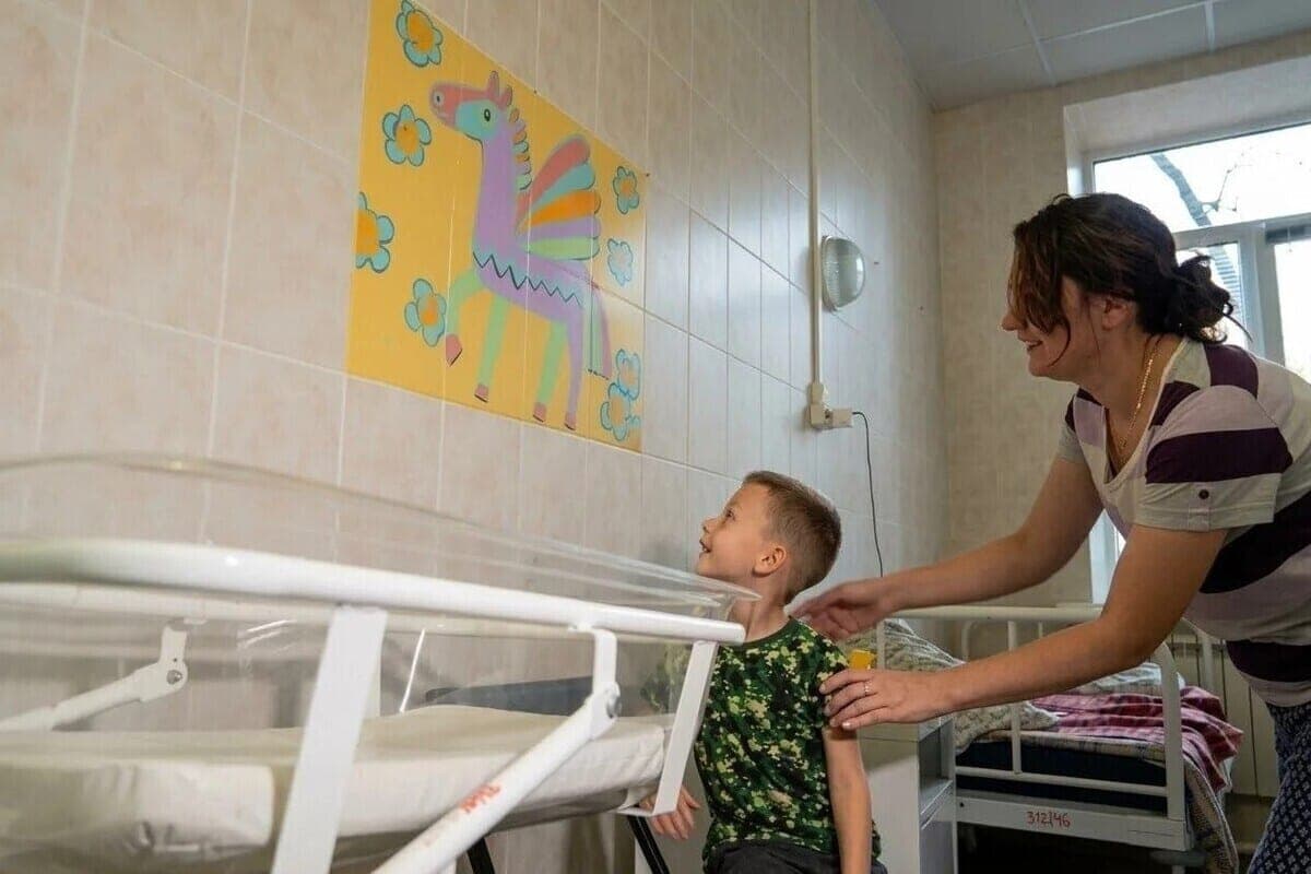 Die Wände des Kinderkrankenhauses in Serpukhov dekorierten die Gemälde von Lehrern der Kunstschule für Kinder, die nach A. A. Buzovkin benannt wurden