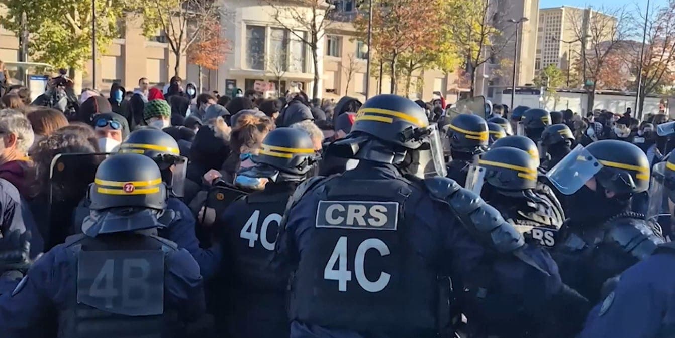 Clubs, gas and water cannons against schoolchildren: Gleb Lavrov – about what the French authorities responded to the protests