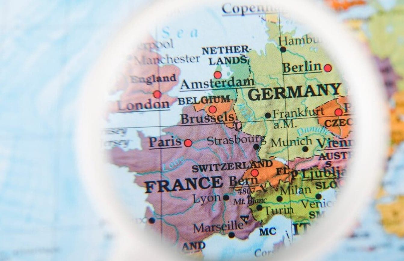 Thousands of Parisians march against inflation: protests in France lead to political crisis