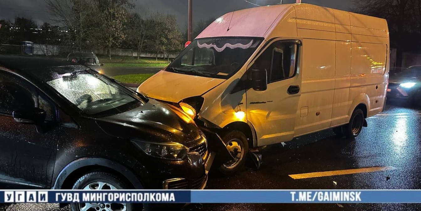 ДТП в Минске: массовая авария из четырех машин, женщину‑водителя увезли в больницу