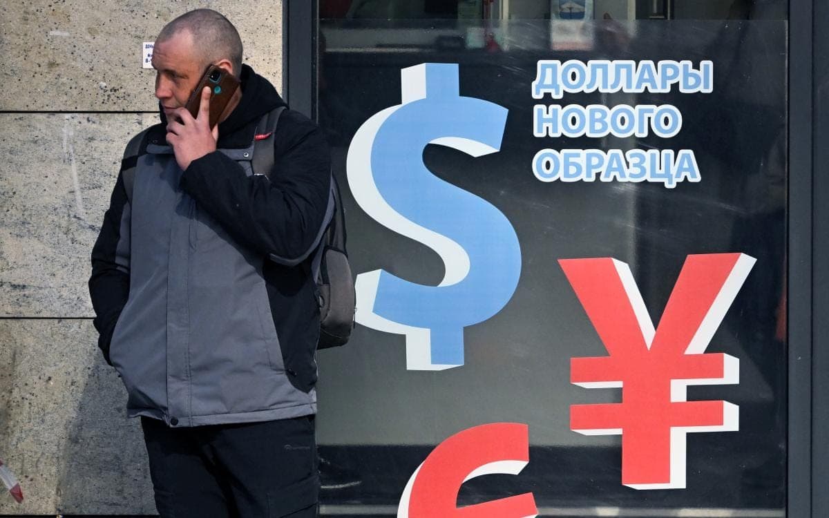 The Central Bank left the dollar exchange rate on October 21 below 83