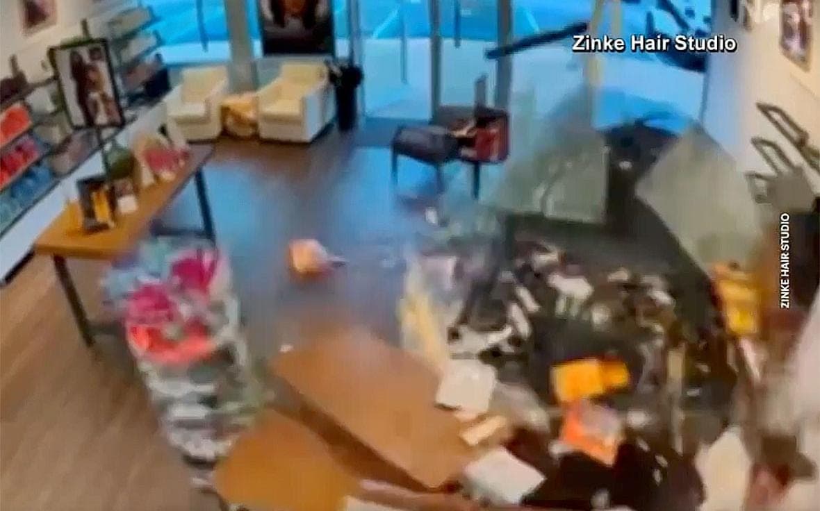 Во Флориде автомобиль протаранил парикмахерскую и сбил людей. Видео
