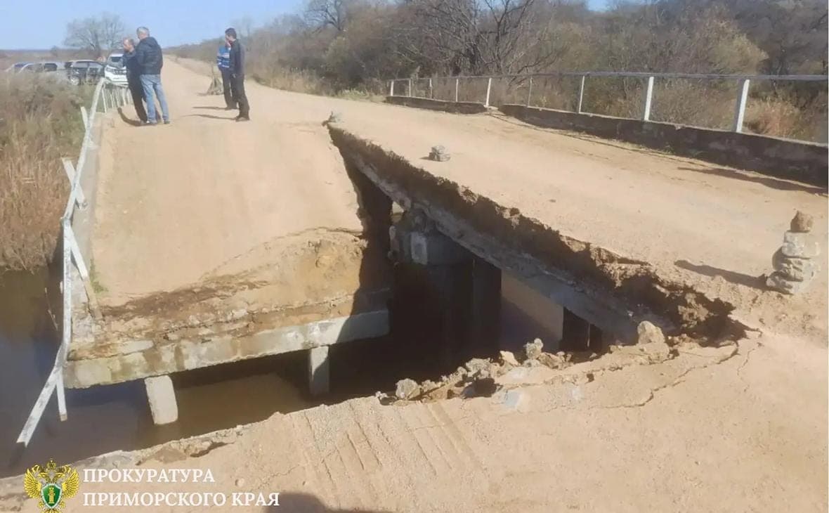 В Приморье обрушился автомобильный мост