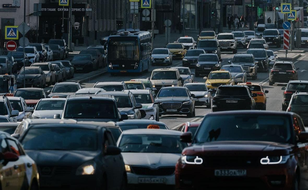 Дептранс призвал не ездить на машине в центр Москвы до конца дня