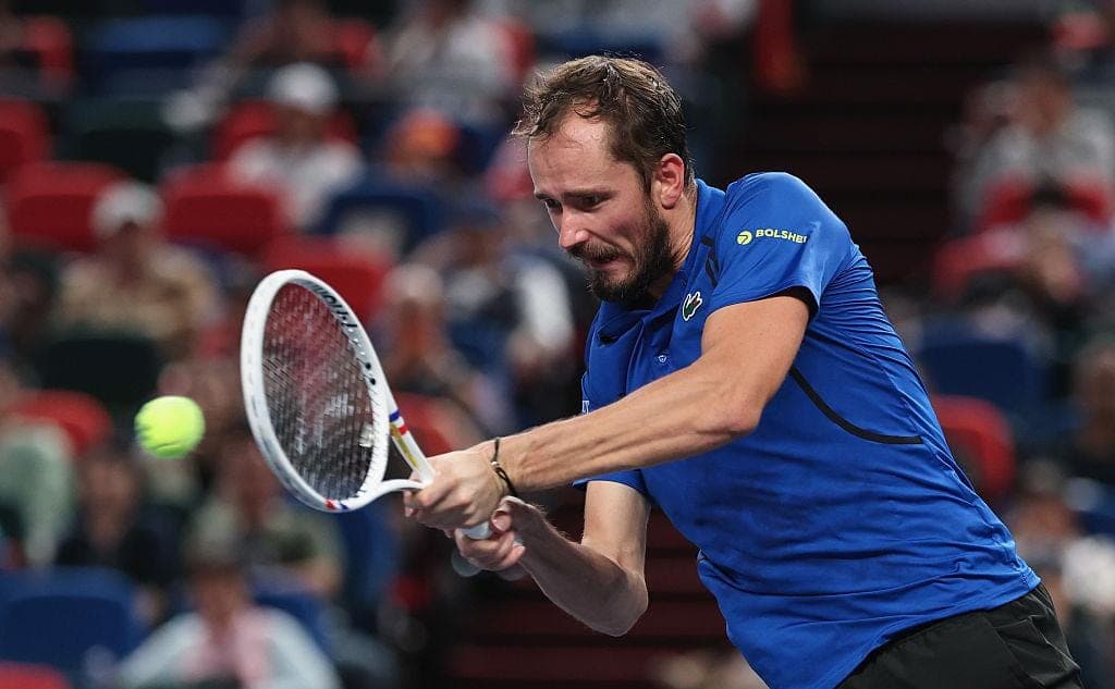 Daniil Medwedew erreichte das Finale des Turniers in Almaty nach der Ablehnung von Bablik