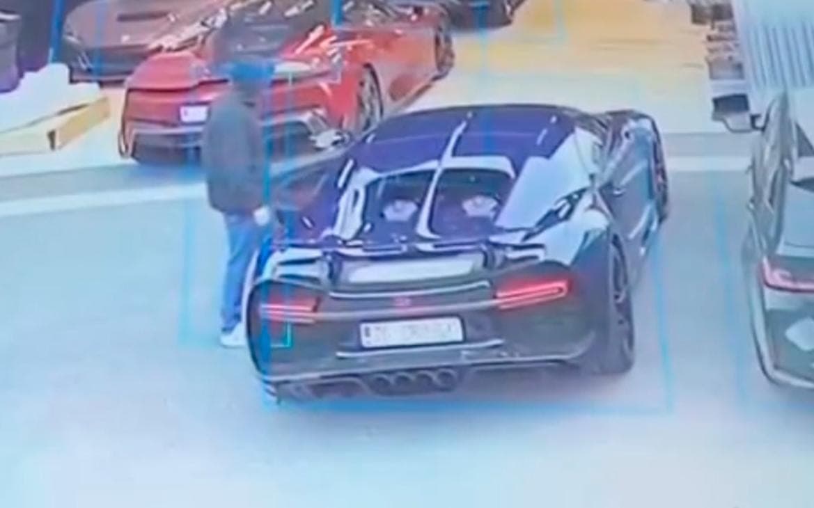 У главы компании Bugatti от работы угнали автомобиль Bugatti. Видео