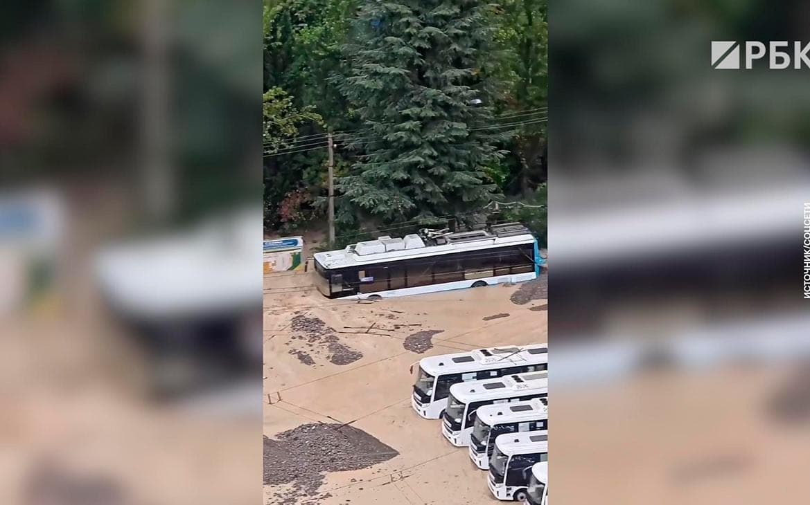 Река Гува вышла из берегов и затопила троллейбусный парк в Ялте. Видео
