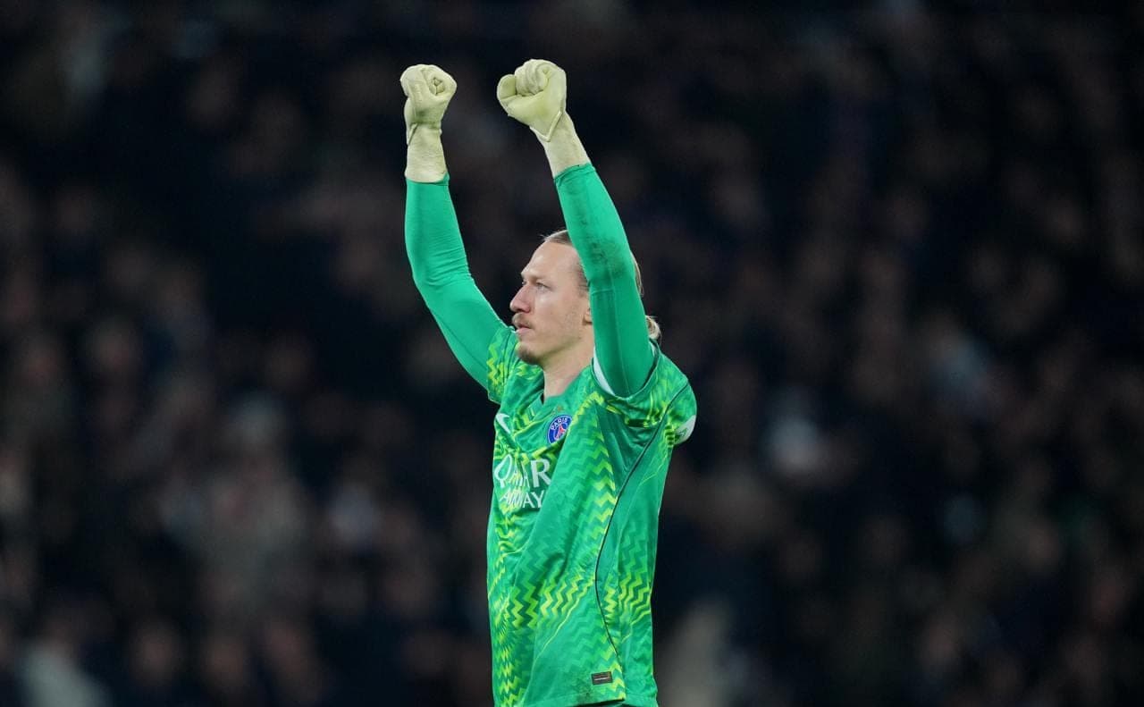 PSG Safonov first in the season beat Barcelona
