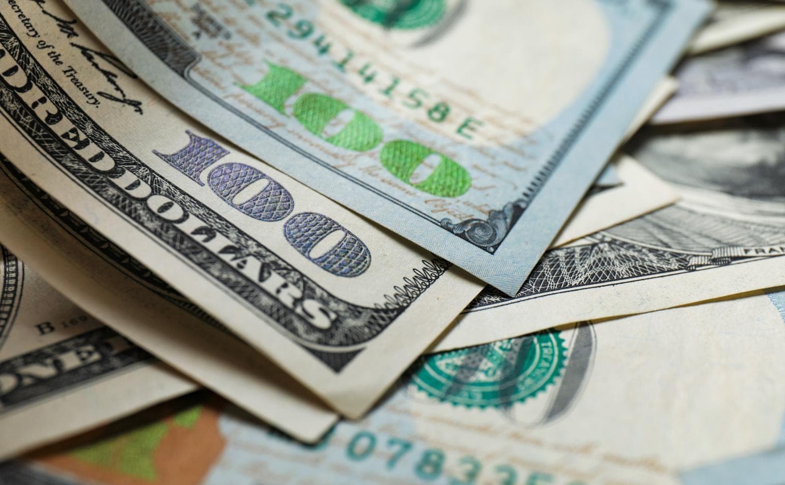Die Zentralbank senkte den Dollar zum ersten Mal seit zwei Monaten unter 83