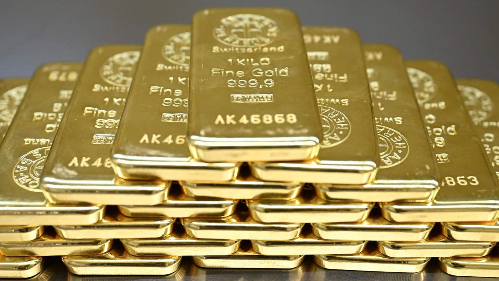 Цена золота впервые с 29 июля опустилась ниже $ 4 тыс.