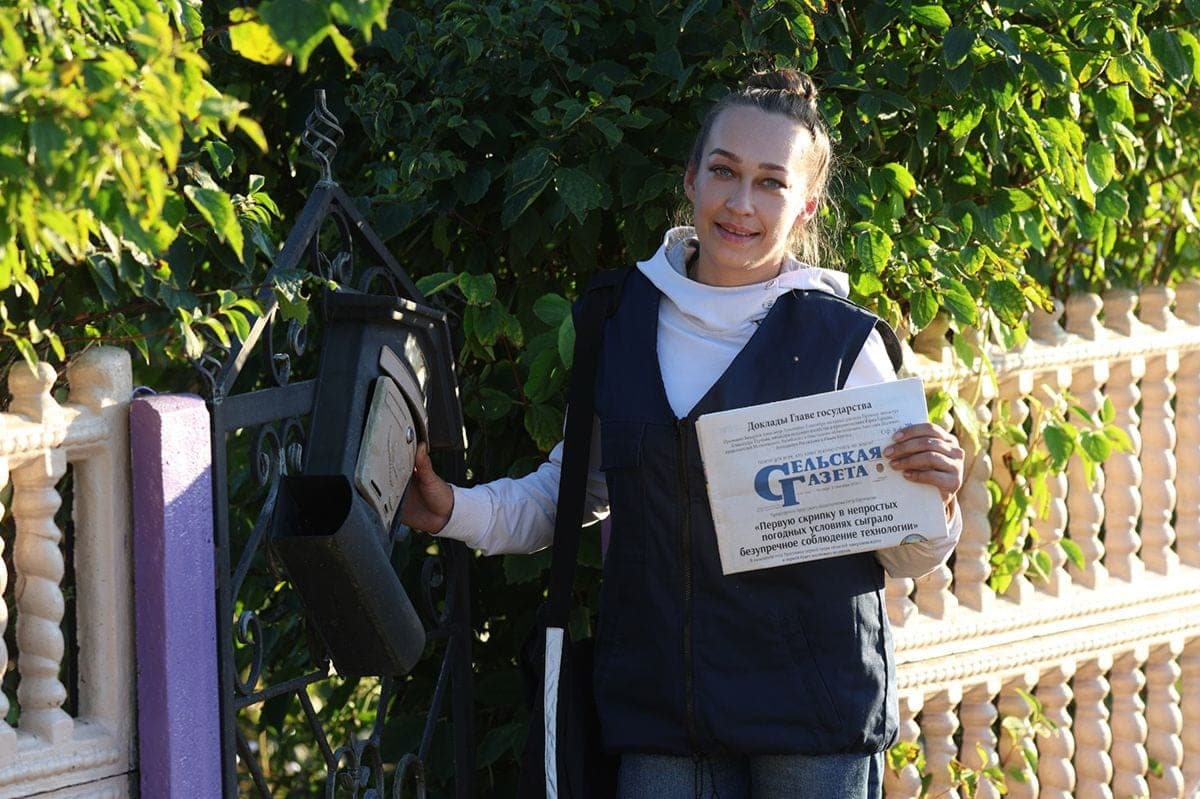 A postman from Novogrudok Oksana Nechay villagers on the site are greeted with the words: "Oh, our star has come!"
