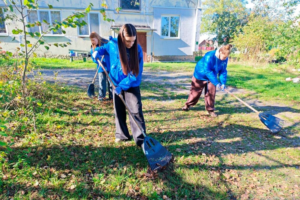 Volunteer students of the Gomel district helped veterans of pedagogical work in the framework of the marathon “Dobro.Bel”