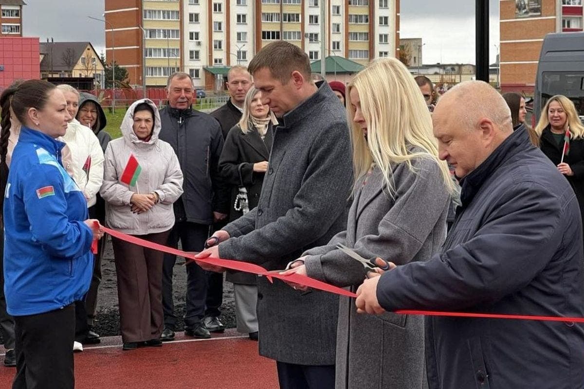 Жителям Витебщины уже делают подарки к 7 ноября: в Глубоком и Миорах открыли многофункциональные спортплощадки