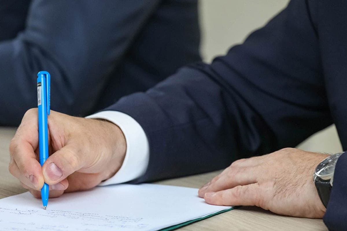 Le Comité d'État des biens immobiliers a indiqué comment vérifier l'évaluateur des biens immobiliers et ce qu'il devait faire en cas de doute dans son rapport
