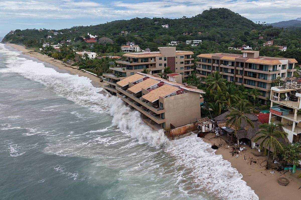At least five people died because of Hurricane Simon and tropical storm in Mexico