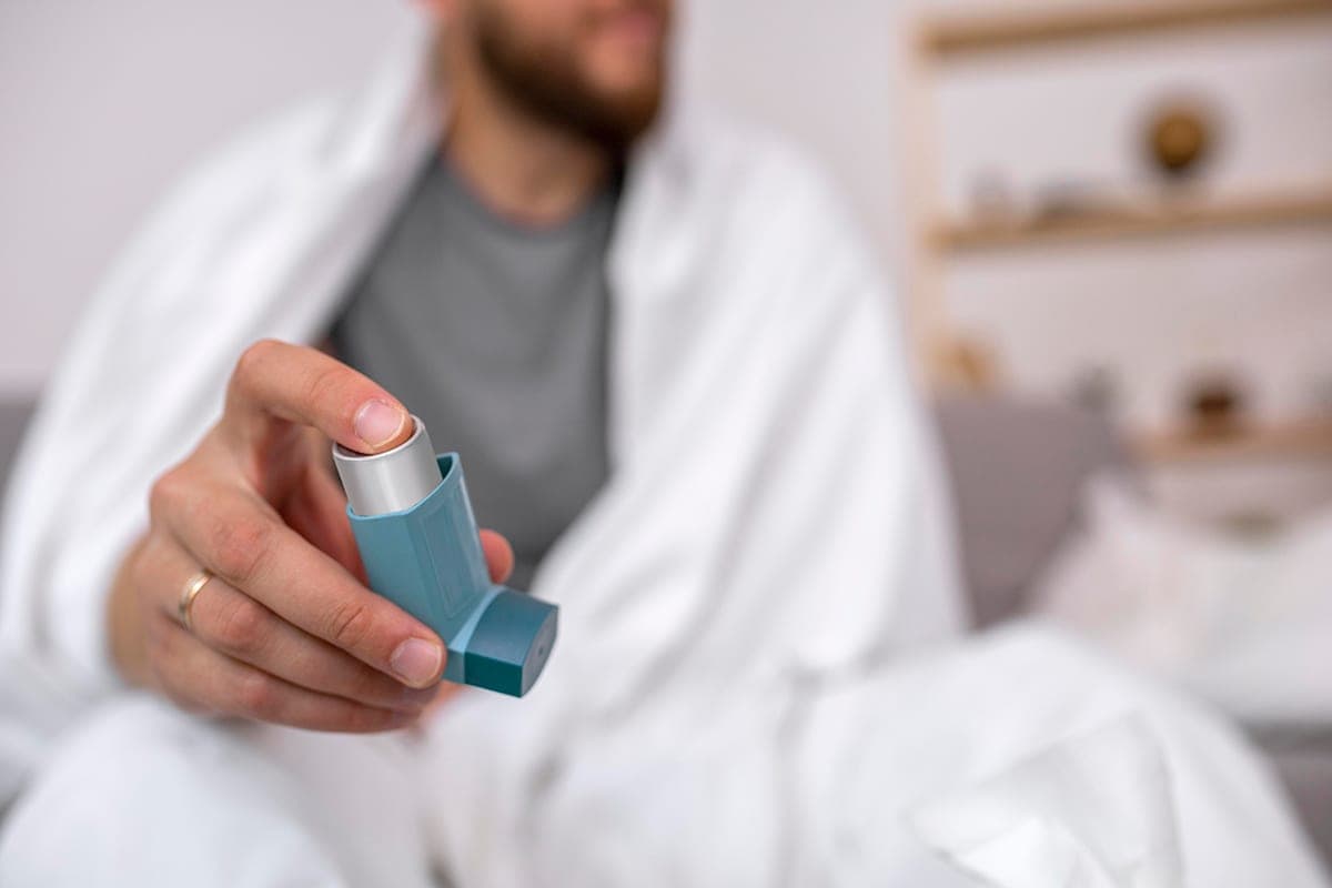 Mold under fallen foliage and dry air: pulmonologist explained the autumn risks for asthmatics