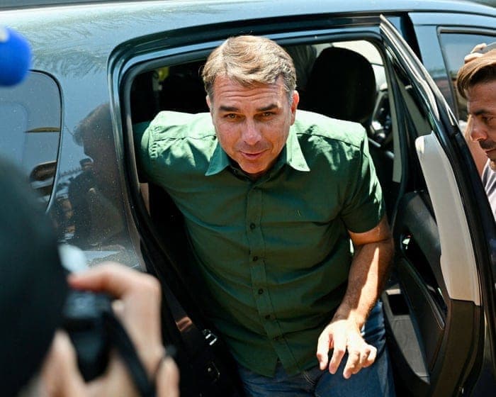 Flávio Bolsonaro on flight to Miami after fleeing Brazil amid election defeat