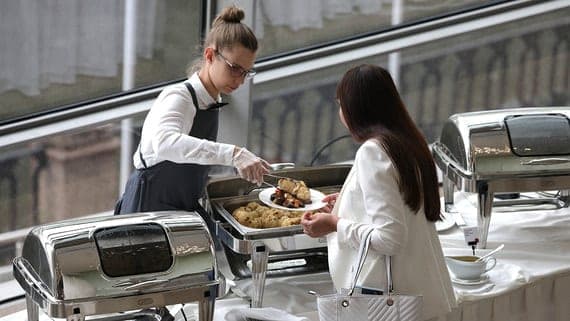 In Russland wächst die Zahl der Unternehmen, die sich mit der Lieferung von Lebensmitteln zum Mitnehmen beschäftigen