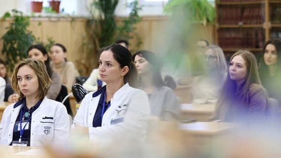 ويعمل الأخصائيون الحاصلون على تعليم عال بشكل متزايد على إبراز التدريب