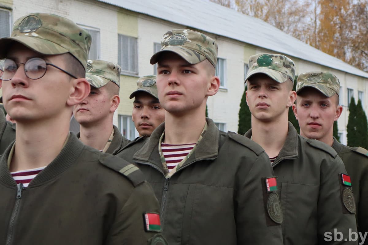 On behalf of the dismissed in the reserve spoke corporal Maxim Lukin. He thanked the commanders for raising courage and determination in the fighters, noting that this year the guys have changed a lot.