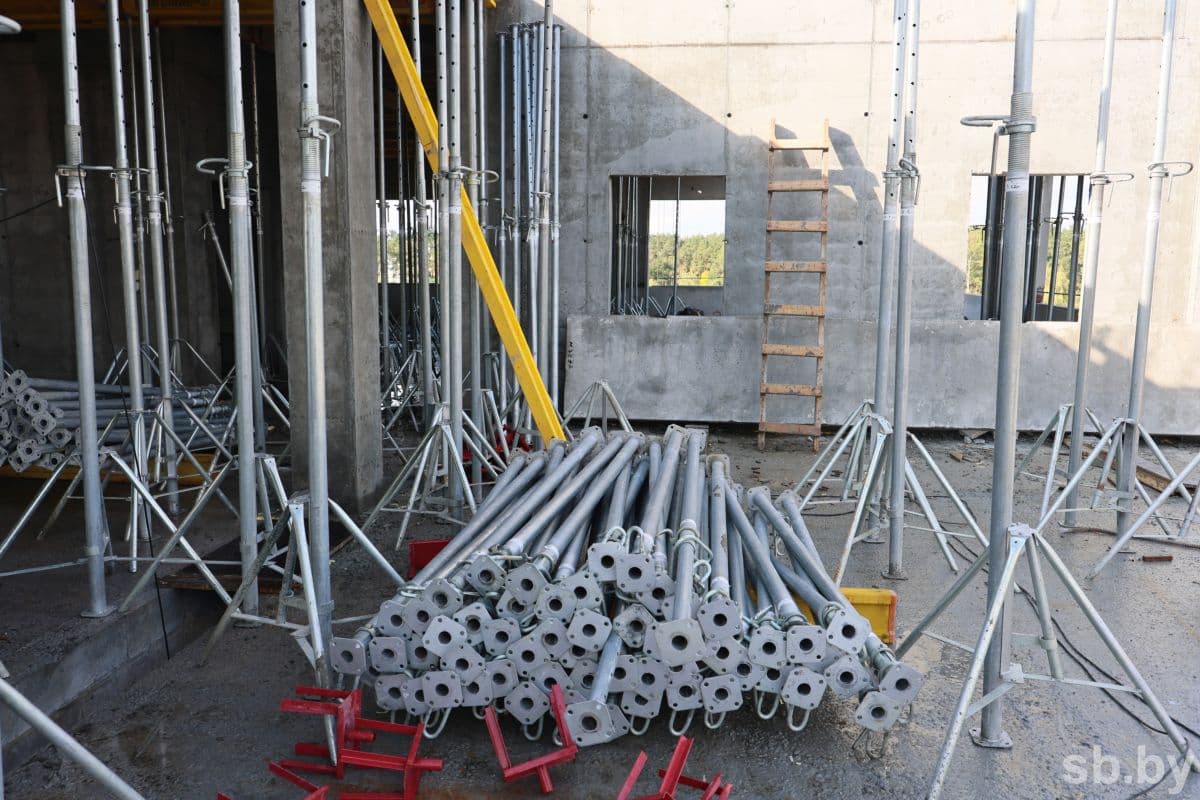 The installer of OJSC “Mozyrpromstroy” Sergey Kostin works at the facility for the fifth month. From his light hand, this building also rises: