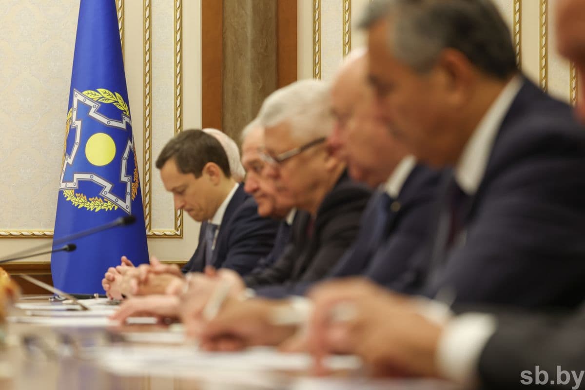 Бряцание оружием на западных границах вынуждает Беларусь укреплять оборонный потенциал — Ипатов