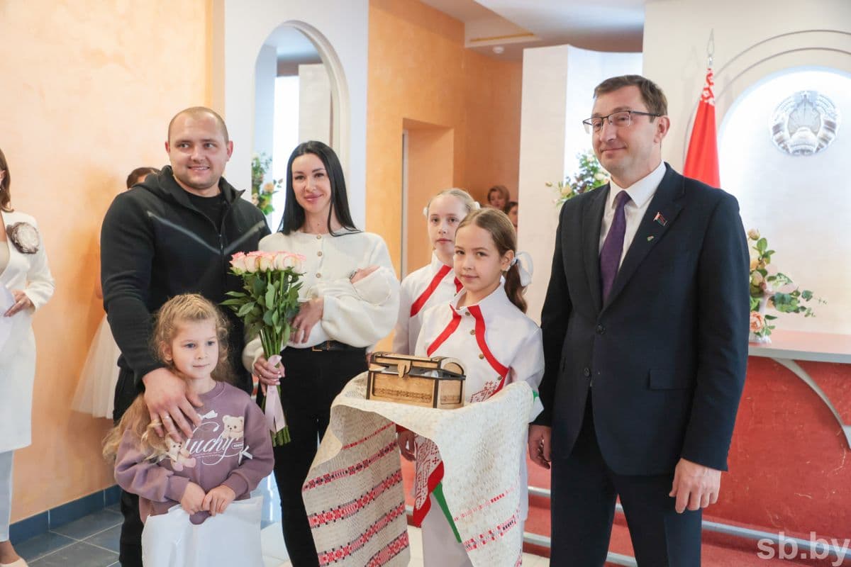 Николай Строк, в свою очередь, обратил внимание на особое значение «Бацькавай кашулі» как подарка, который останется в семейной истории и будет напоминать о важном событии: