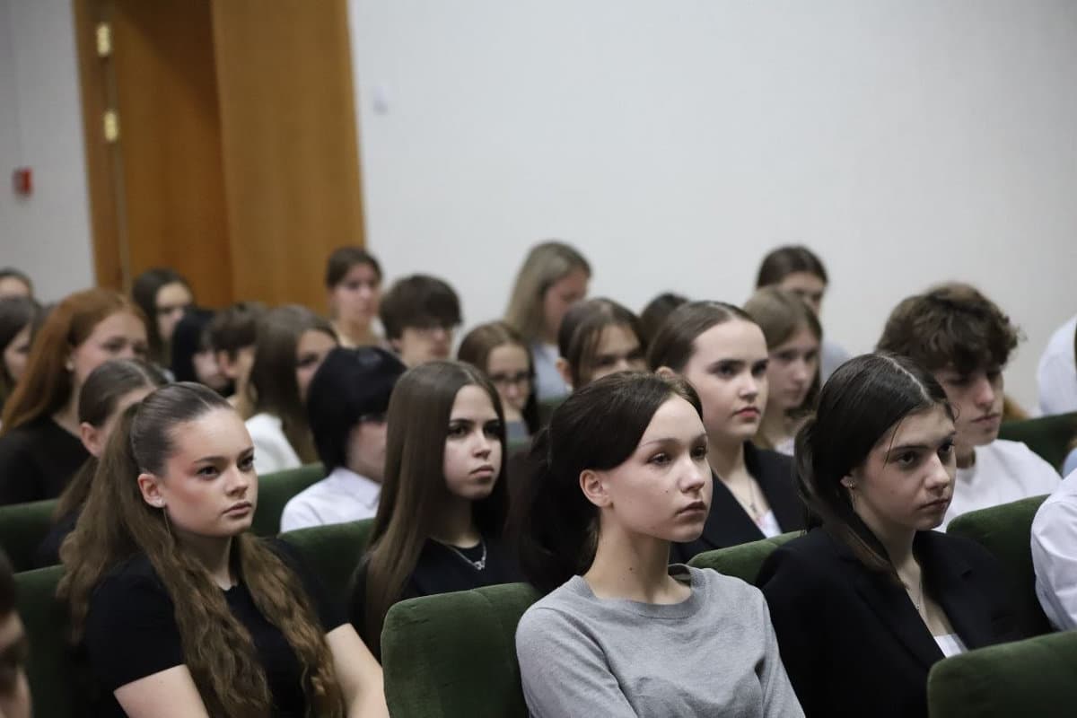Juvenile Inspector Yulia Haynatskaya warned the children about the risks associated with questionable part-time jobs: