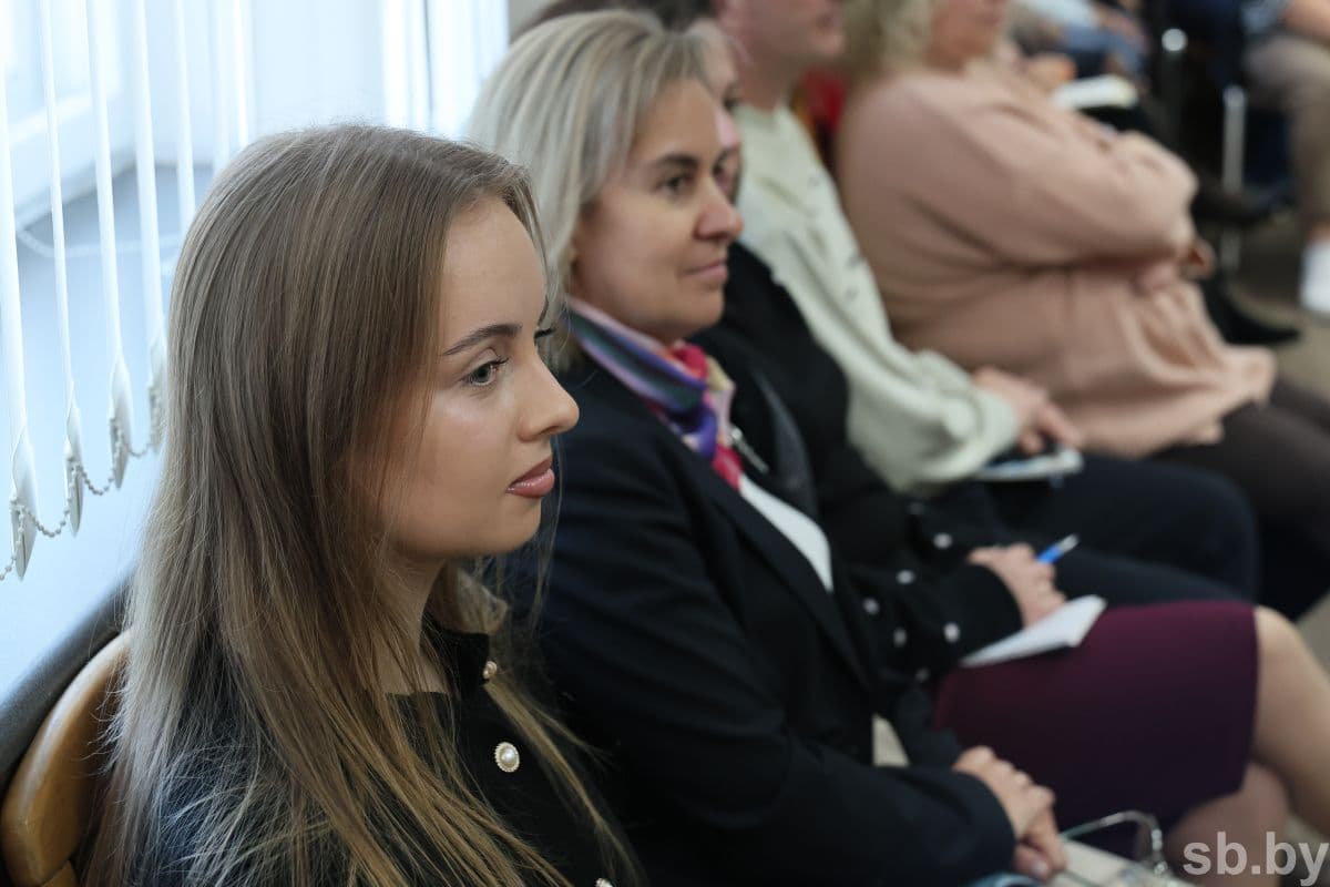 Встреча завершилась вручением подарков от концерна семьям заводчан, которые воспитывают детей. Среди награжденных — оператор котельной Сергей Музыкин и его супруга — аппаратчик котельной Людмила.