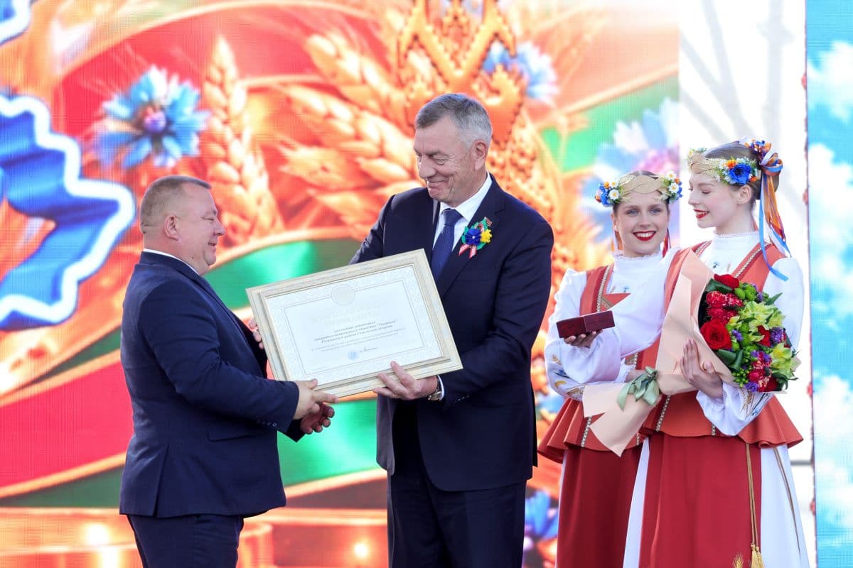 Юрий Назаров вручает Благодарность Президента Республики Беларусь и ключи от трактора BELARUS директору ОАО «Тихиничи» Рогачевского района Юрию Васильцову.