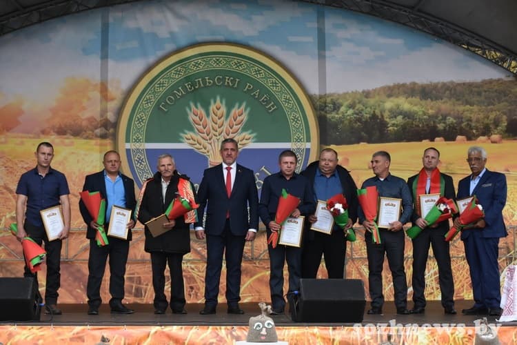 Photo of the Gomel district executive committee and the newspaper “Mayak”