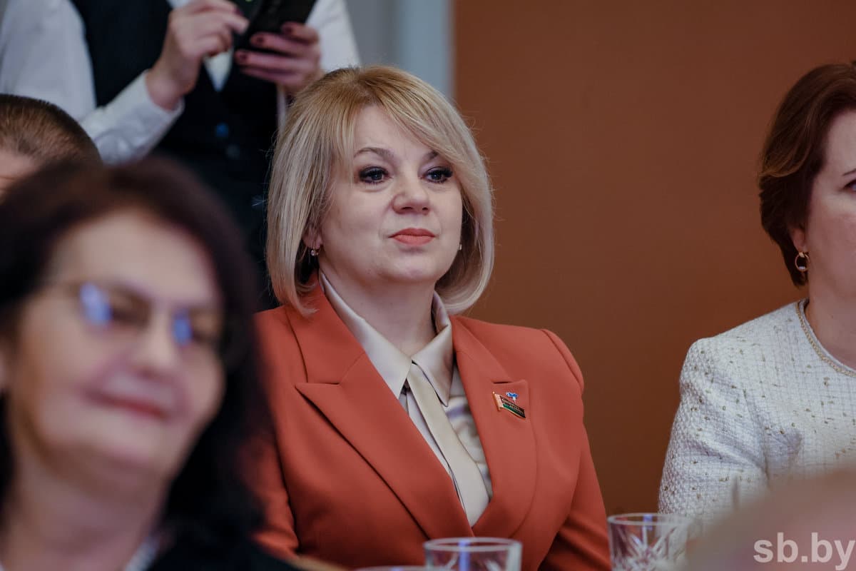 Подводя итоги официальной части встречи, Наталья Кочанова отметила особые качества тех, кто прошел школу Совета Республики: