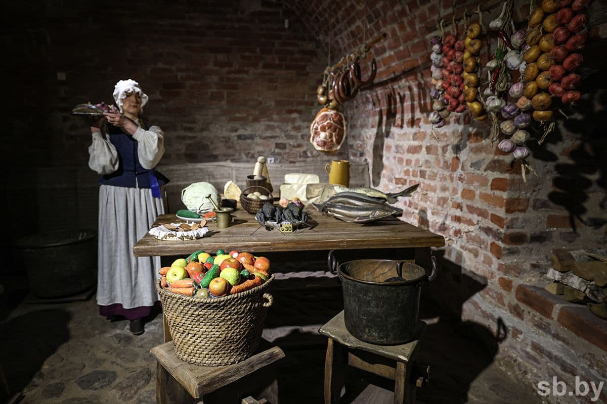 In addition, representatives of the museum have the task to prepare and publish a calendar of dishes with recipes for the kitchen of the owners of the Mir Castle.