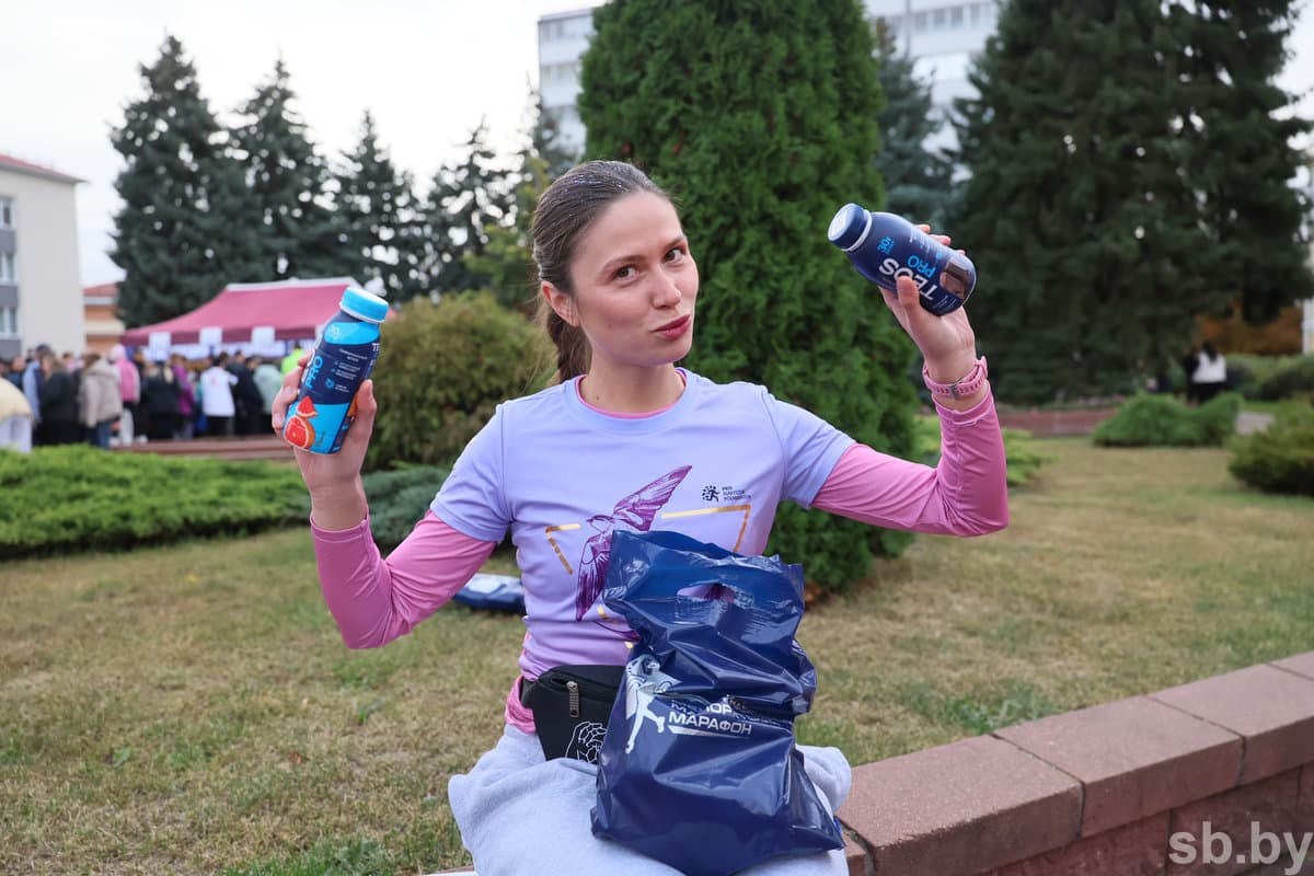 Victoria looks into the package and begins the review: