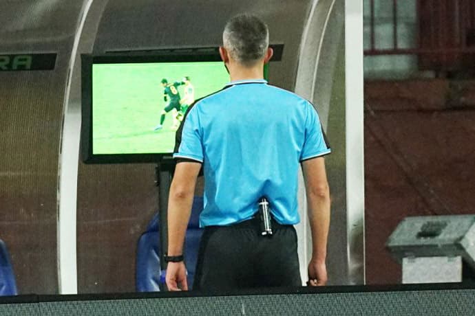 Игорь Шумилов и VAR. Фото «МЛ Витебск».