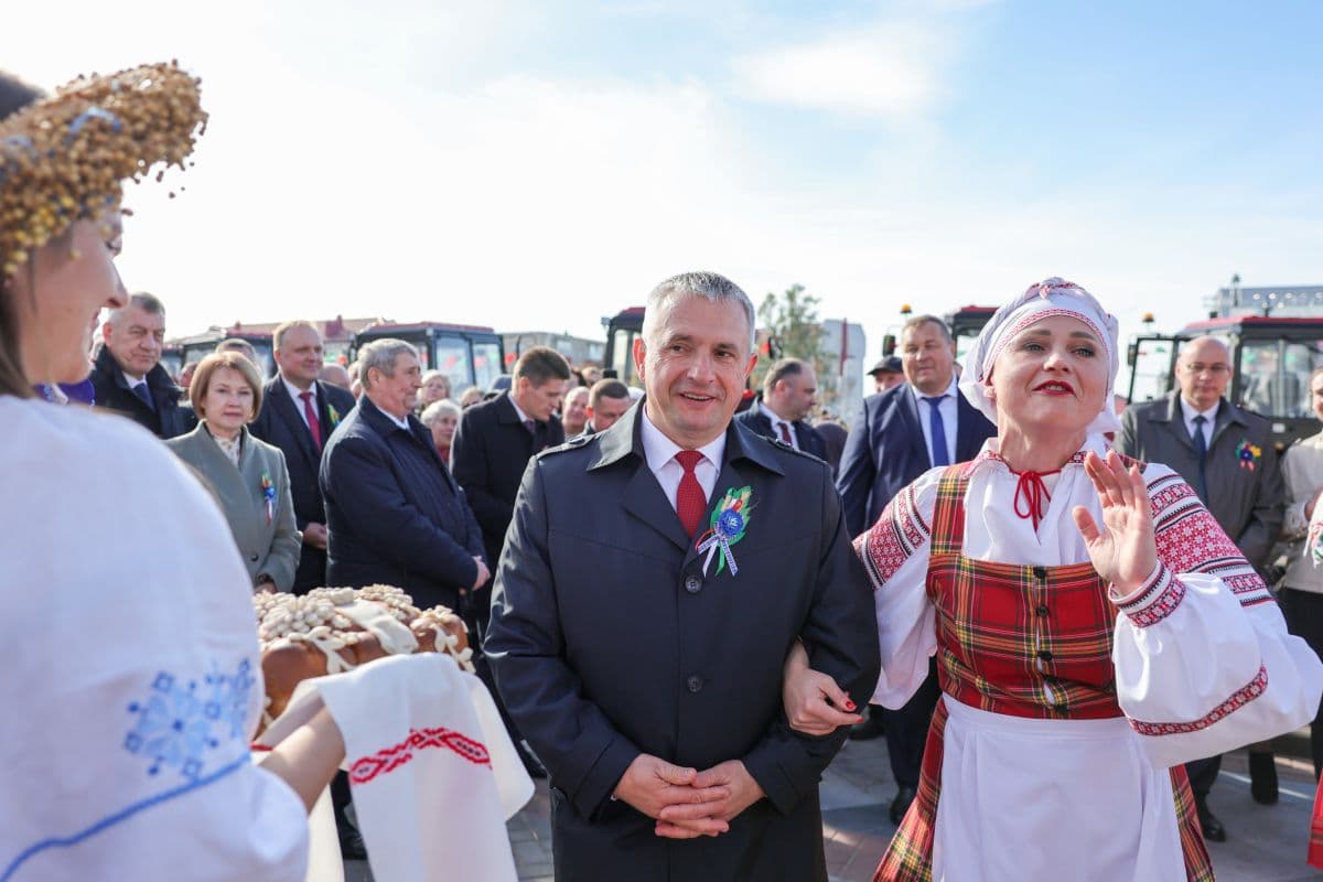 Во время знакомства с праздничными локациями фестиваля Ивана Крупко радушно приглашали на подворья районов, встречая традиционными румяными караваями и народными песнями.