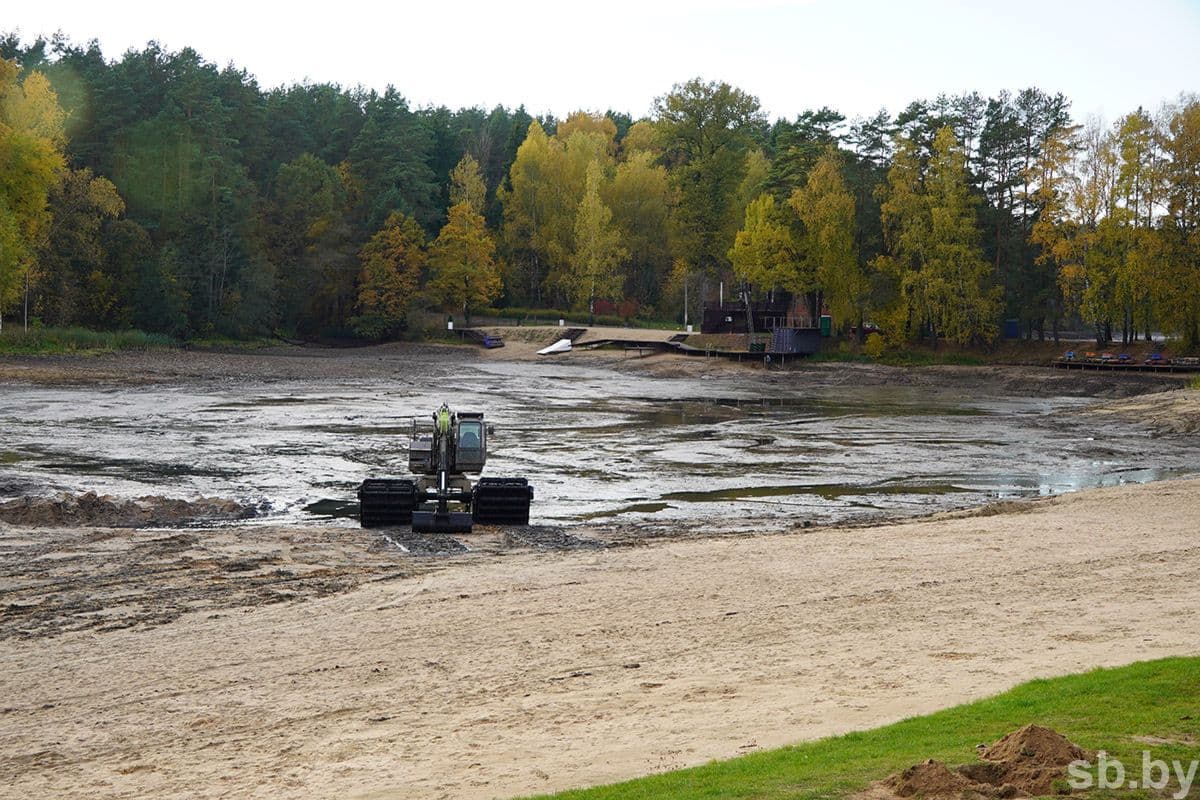 In the spring, experts examined the hydraulic structures, lowered the water level in the reservoir, then removed the garbage raised from the bottom. The shores are being cleared.