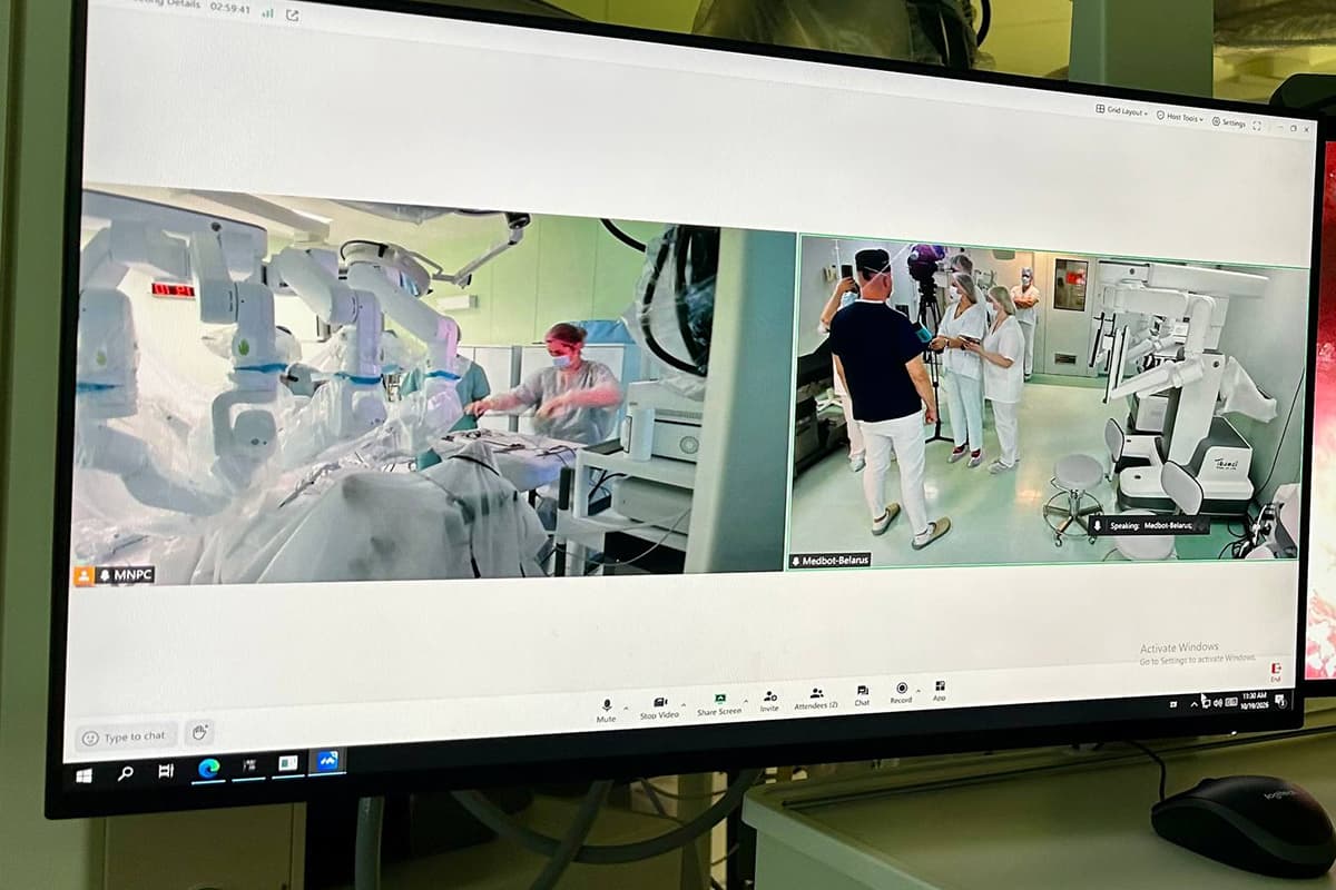 Head of the Department of Transplantation and Minimally Invasive Urology Alexander Brezovsky, who performed the operation, operated the robot from a distance of 30 km.