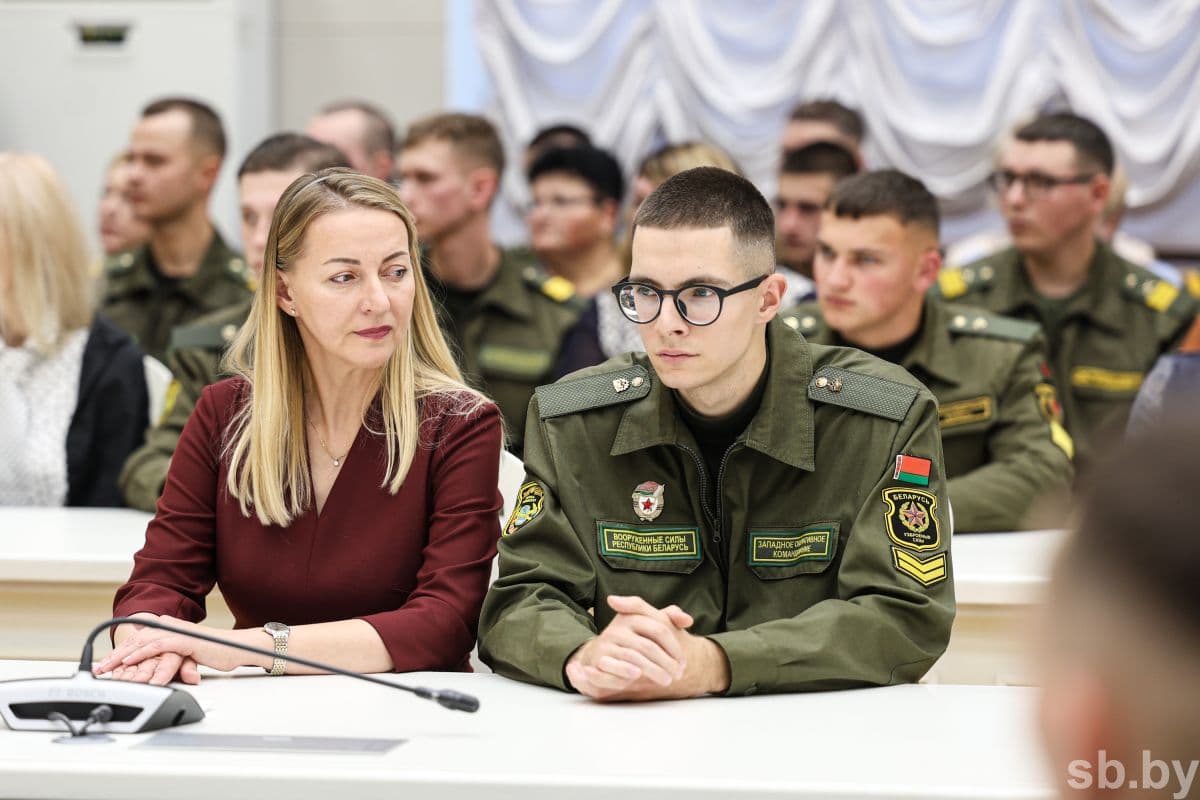 Министр обороны также обратил внимание на возросший уровень качества комплектования Вооруженных Сил: