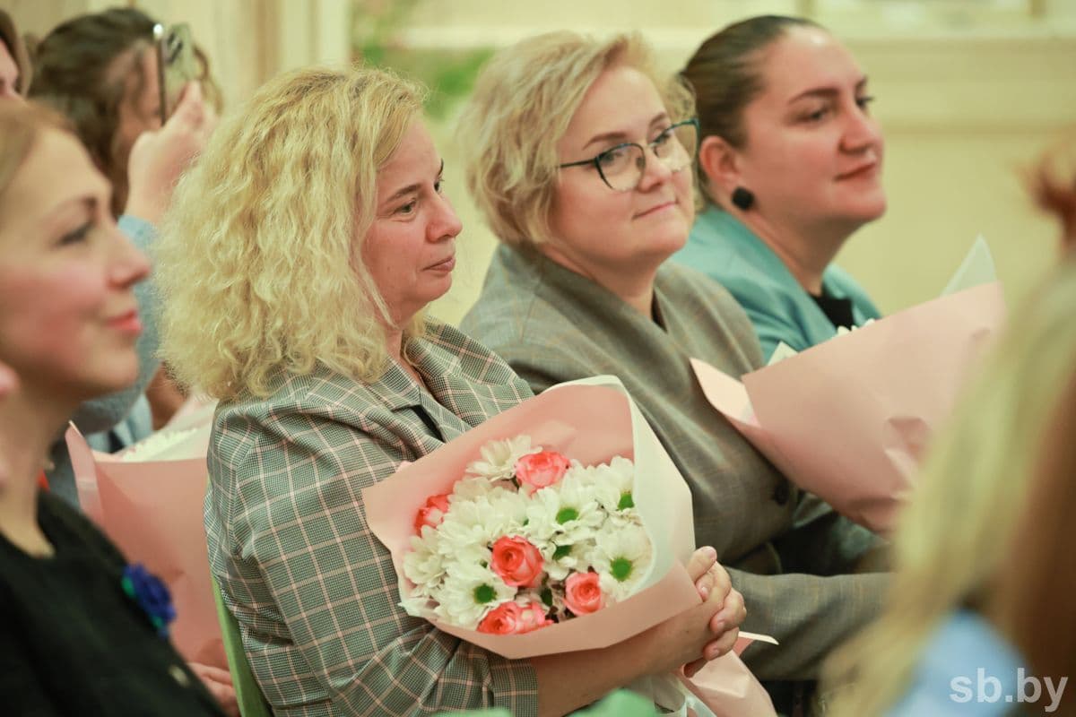 The rector of the parish in honor of All Saints, Archpriest Fyodor Povny, congratulated all the mothers present and thanked them for their contribution to the future of the country: