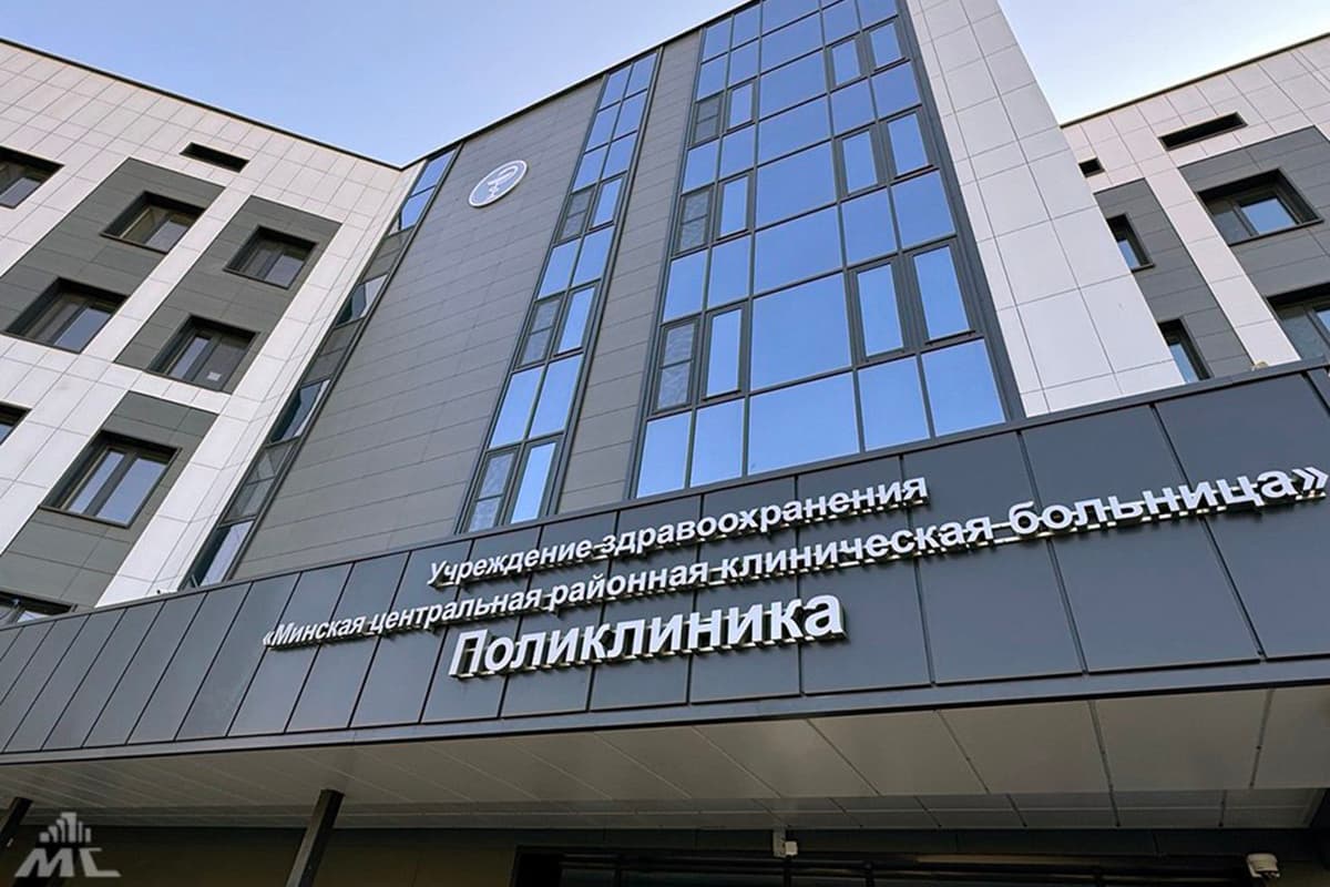 Благоустройство и озеленение территории уже выполнено, установлено ограждение. Накануне напротив главного входа оборудовали остановку общественного транспорта.