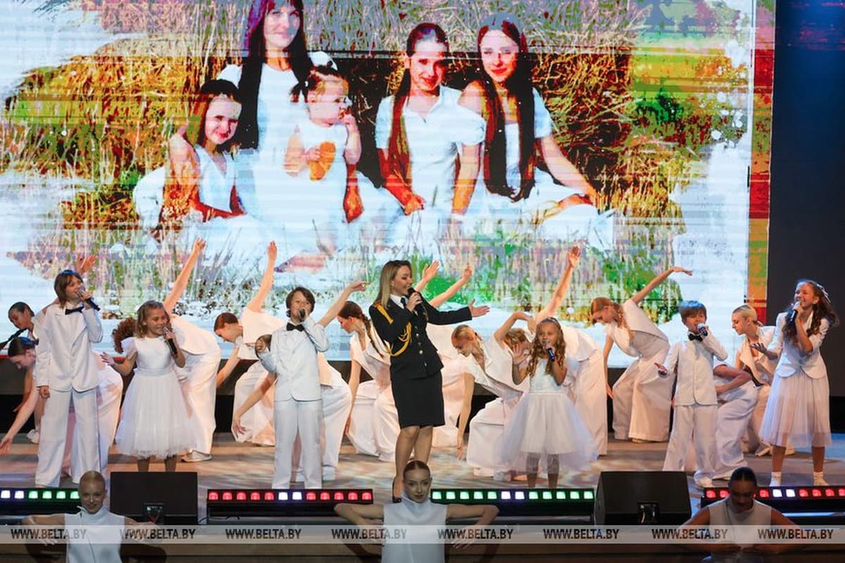 The parliamentarian cited a family from the Brest region, in which a woman gave birth to 14 children. Today, the mother-heroine and her husband came to Minsk to support the performance of their children.