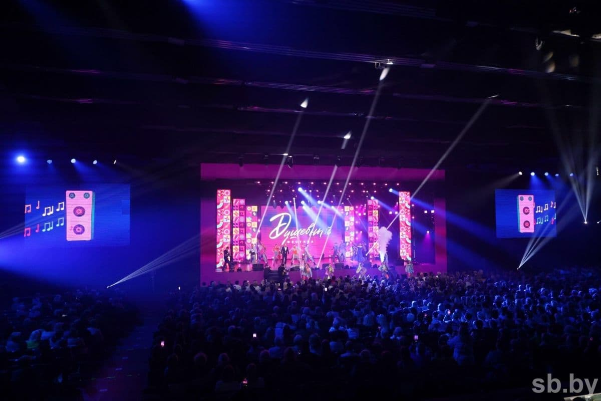 Pendant le concert, Prokhor Chaliapin a beaucoup plaisanté, s'est cogné le public et est allé dans la salle pour chanter avec les fans. Il a expliqué pourquoi il aime toujours notre pays :
