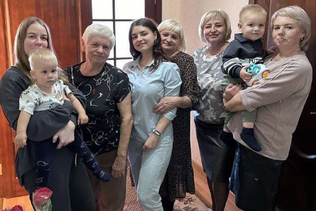 Natalia Matskevich con su familia. En su carrera, el hito clave de nuestra heroína fue la graduación de la Academia de Gestión bajo la Presidencia de la República de Belarús en la dirección de “la administración estatal y local”.