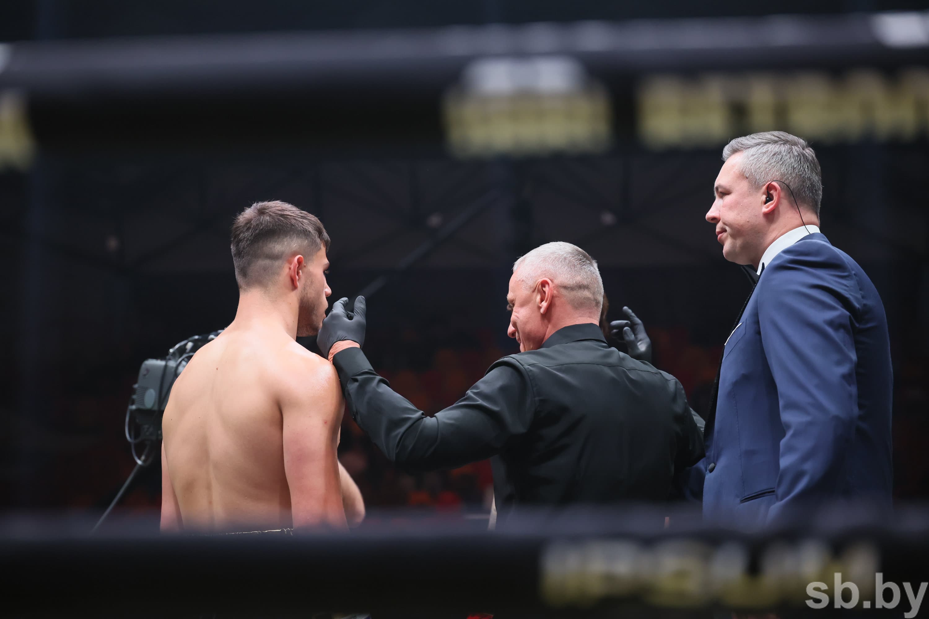 Then Belarusian Vladislav Novitsky met with the representative of Armenia Erik Khachatryan. They boxed in MMA gloves and ended the confrontation in a draw.