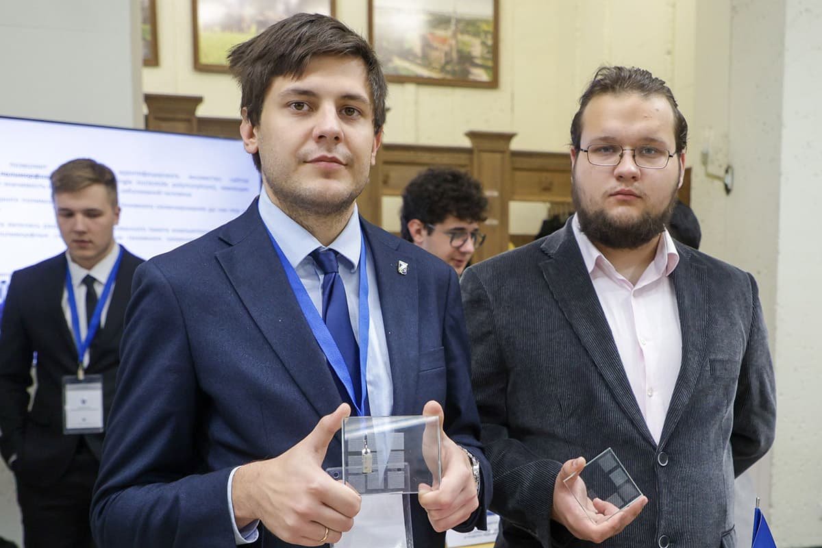 Associate Professor of BSU Mikhail Lobanok and 3rd year student of the Faculty of Radiophysics and Computer Technologies of BSU Arseniy Ostapovich.
