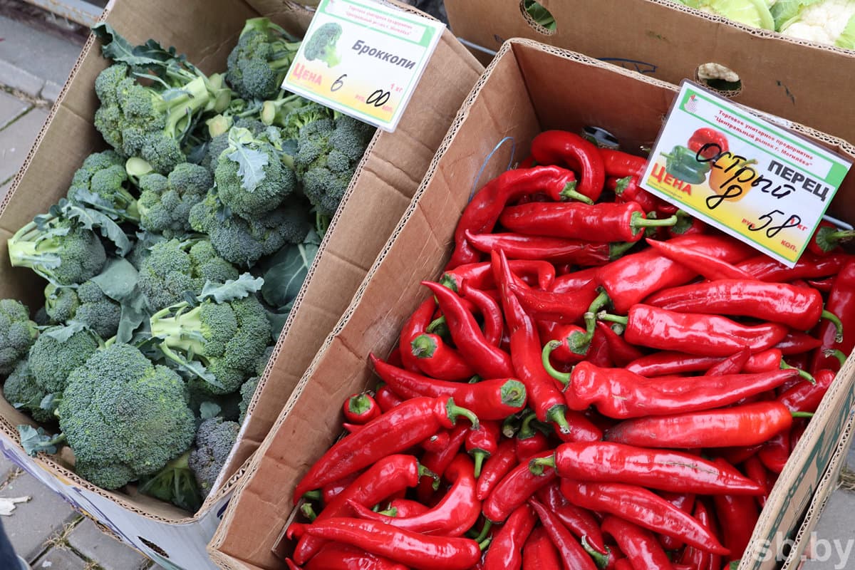 In the next tent - again pepper, but already yellow, give 7.9 rubles, and red cheaper - 3.9.