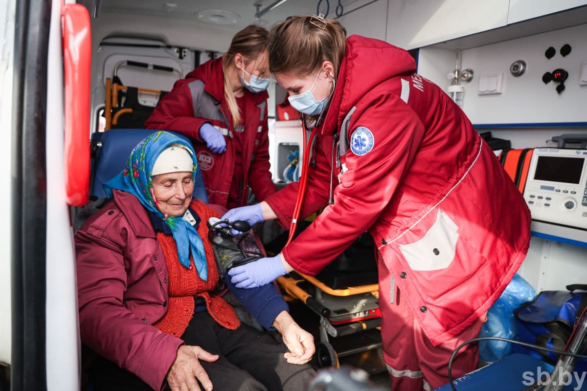 Для 76-летней Любови Тихоновны дорога из Алешек выдалась не из легких. В силу возраста и наследственности, говорит, у нее порой отказывают ноги, да и сильно болят суставы: