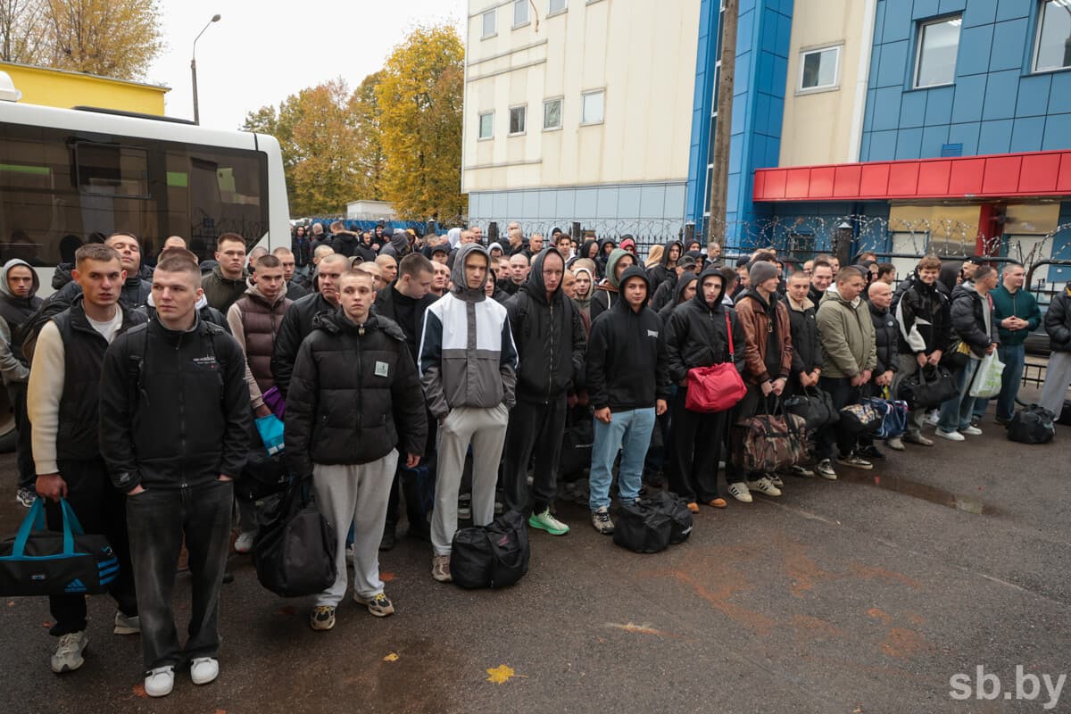 В рамках осеннего призыва в Вооруженные Силы будет отправлено более 2000 молодых людей из Минской области, рассказал военный комиссар Минской области полковник Дмитрий Вольфович :