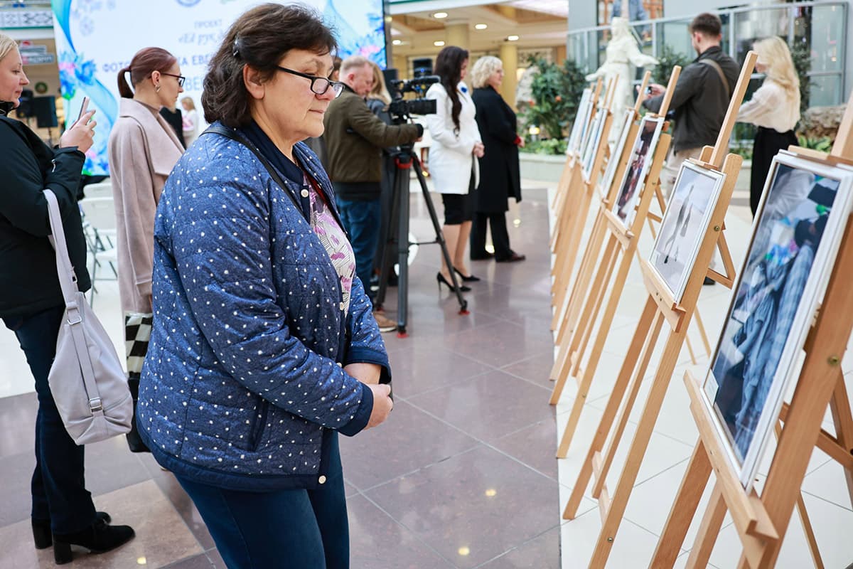 На выставке представлены фотографии, раскрывающие тему ценности семьи.